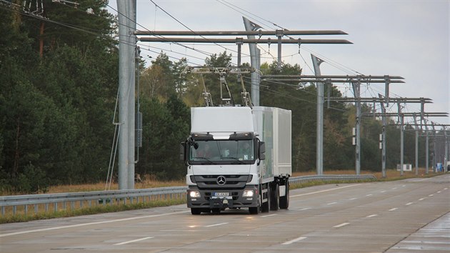 Kamiony maj v budoucnu jezdit podobn jako trolejbusy, tedy pmo napojen na elektrick veden.