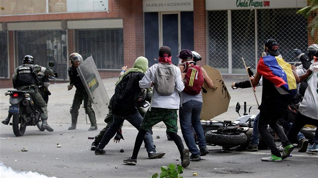 Ve Venezuele pokrauj masov protesty proti prezidentovi Nicolsi Madurovi (4. kvten 2017).