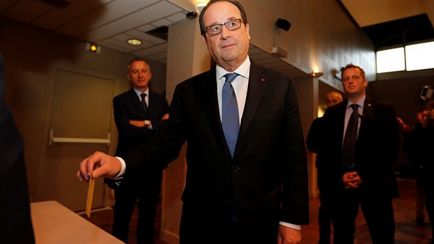 Franois Hollande hlasoval v 10:00 ve mst Tulle ve stedn Francii, kde byl...
