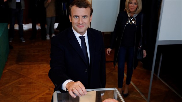 Favorit francouzskch voleb, proevropsk centrista Emmanuel Macron odvolil s...