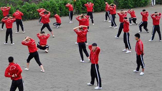 Zlatm hebem prohldky chrmu je vystoupen kol kung-fu.