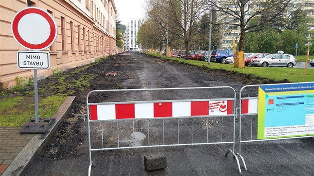 Rozkopan ulice U Sluncov v praskm Karln (26. dubna, 15:20)
