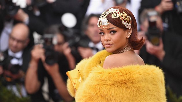 Zpvaka Rihanna na benefin akci v Metropolitnm muzeu v New Yorku (4. kvtna 2015)