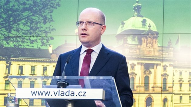 Premiér Bohuslav Sobotka na tiskové konferenci, na které oznámil, e pedá...