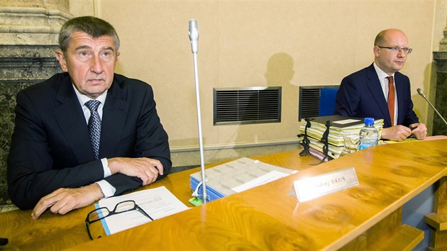 Ministr financ Andrej Babi (ANO) a premir Bohuslav Sobotka (SSD) na steden schzi vldy ve Strakov akademii. (3. kvtna 2017)