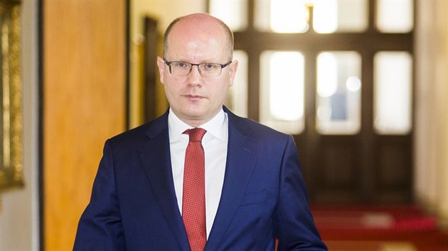 Premiér Bohuslav Sobotka pichází na stedení schzi vlády ve Strakov...