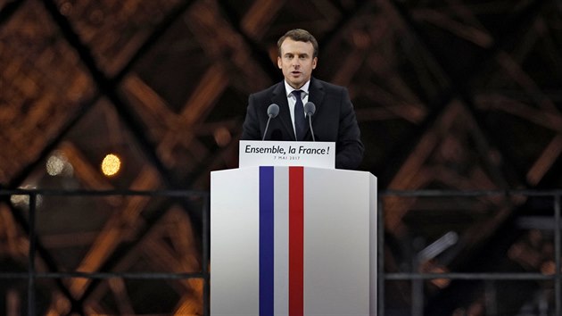 Zvolen prezident Emmanuel Macron hovo ped paskm Louvrem ke zhruba 20 tiscm jeho pznivc (7. kvtna 2017).