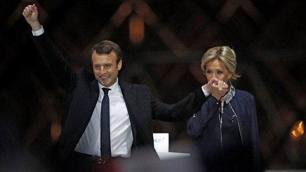 Zvolen prezident Emmanuel Macron s manelkou Brigitte u paskho Louvru ped zhruba 20 tisci pznivci (7. kvtna 2017).
