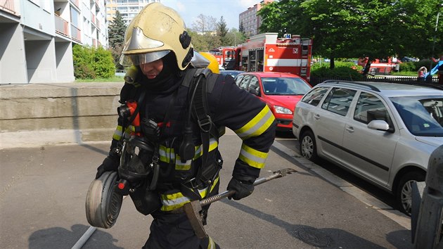 Hasii zasahovali pi poru kuchyn bytu v devtm pate panelovho domu v Bohnicch.