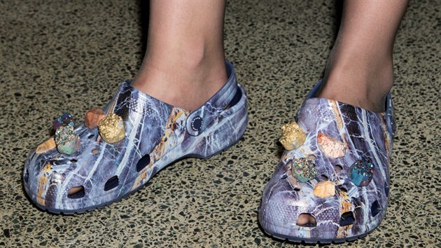 Nvrh Christopher Kane a jeho napodobenina legendrnch gumovch bot Crocs.