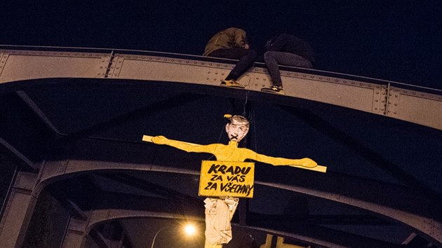Aktivist pidlali na Zlat most v eskch Budjovicch k s podobiznou Andreje Babie.