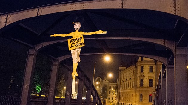 Aktivist pidlali na Zlat most v eskch Budjovicch k s podobiznou Andreje Babie.