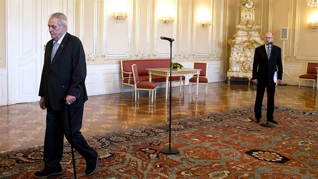 Prezident Milo Zeman odchz od premira Bohuslava Sobotky  pi setkn na Praskm hrad (4. kvtna 2017)