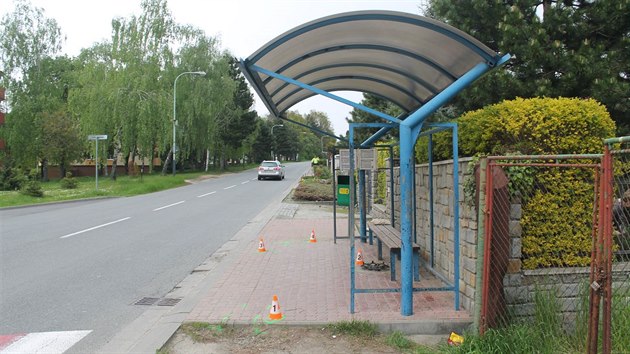 Autobusov zastvka v Kyjov, na n idi osobnho auta tce zranil dvku a z msta ujel.