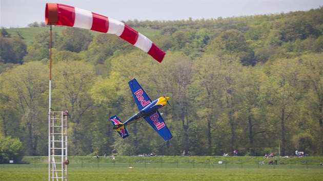 Pilot Martin onka v Otrokovicch pedvedl svoji akrobatickou show (1. kvtna 2017).