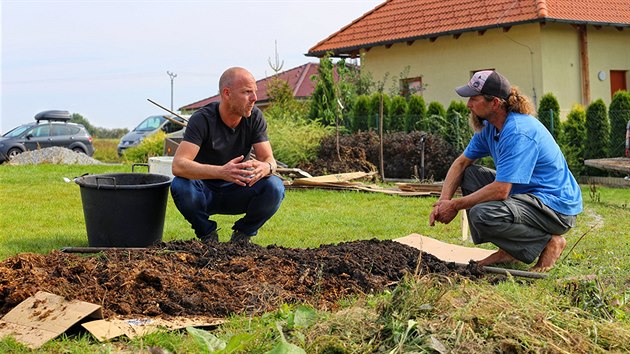 Zahradn architekt Ferdinand Leffler s kolegou Janem Vclavkem pi budovn produknho zhonu.