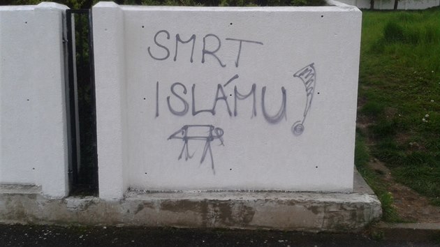 Na hřbitovní zeď v Bystřanech nasprejoval neznámý pachatel protiislámské nápisy.