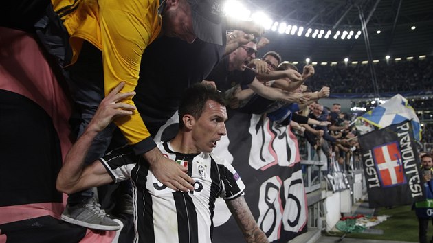 Chorvatsk tonk Mario Manduki z Juventusu se s fanouky raduje  v odvet semifinle Ligy mistr proti Monaku.