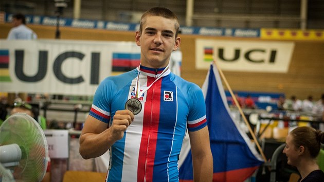 esk cyklistick talent Daniel Babor se stbrnou medail z juniorskho mistrovstv svta na drze.
