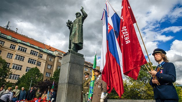 Pietn akt k uctn obt zahraninch armd pi Praskm povstn v roce 1945 se uskutenil u pamtnku sovtskho marla Konva v Dejvicch. Na shromdn podanm eskm svazem bojovnk za svobodu vllo nkolik rozlinch vlajek (3. 5. 2017).