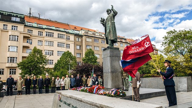 Pietn akt k uctn obt zahraninch armd pi Praskm povstn v roce 1945 se uskutenil u pamtnku sovtskho marla Konva v Dejvicch. Na shromdn podanm eskm svazem bojovnk za svobodu vllo nkolik rozlinch vlajek (3. 5. 2017).