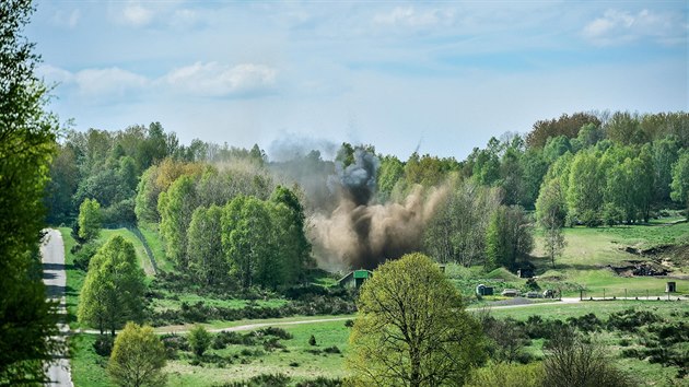 Na trhac jm v Ralsku likvidovali policejn pyrotechnici nevybuchlou munici (3.5.2017).