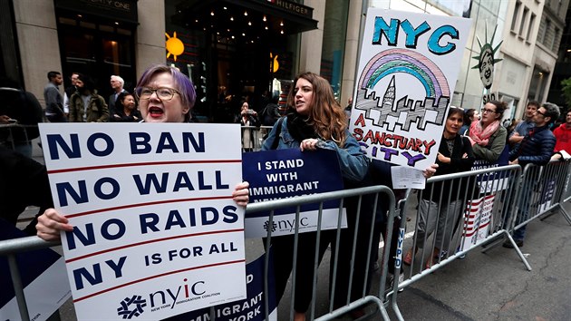 Na Donalda Trumpa ekaly v jeho domovskm New Yorku stovky demonstrant. Rozntilo je mon zruen tzv. Obamacare (4. kvtna 2017)