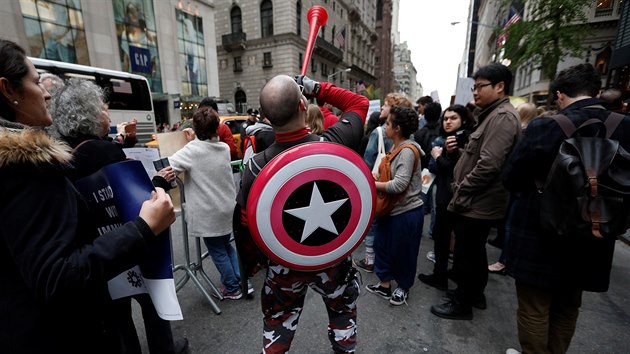 Na Donalda Trumpa ekaly v jeho domovskm New Yorku stovky demonstrant. Rozntilo je mon zruen tzv. Obamacare (4. kvtna 2017)