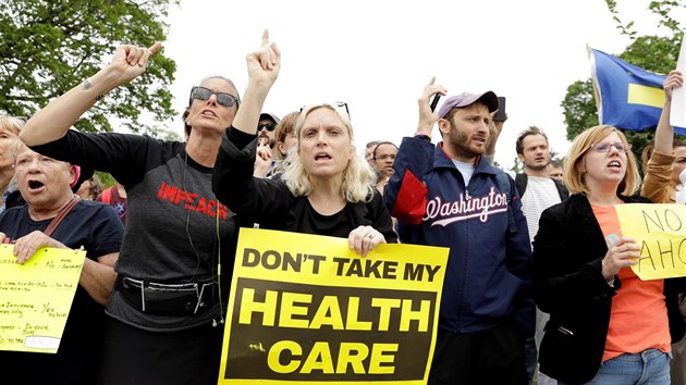 Protestujc nedaleko Washingtonu D.C. bhem toho, co prola reforma systmu zdravotnho pojitn Snmovnou reprezentant americkho Kongres (4. kvtna 2017)