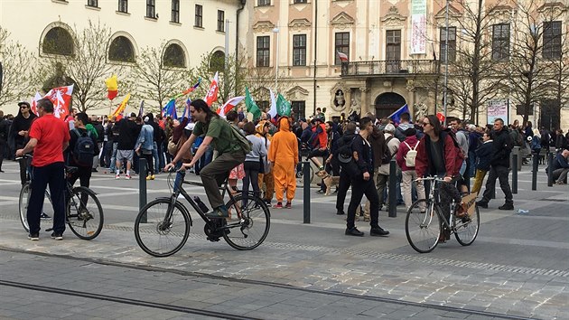 Akci extremist v Brn hat lid, kte bubnuj i projdj na kole po nmst. (1.5.2017)