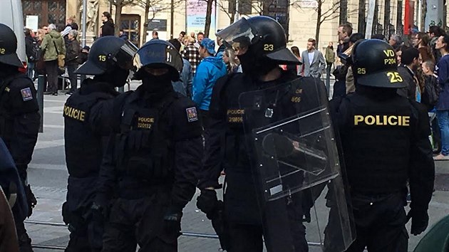 V Brn na Moravskm nmst zadrela policie ti lidi. (1.5.2017)