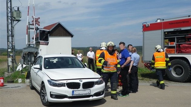 Na pejezdu pobl eleznin zastvky Povany se stetlo Pendolino s osobnm automobilem. (1. kvtna 2017)