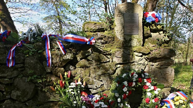 Pomnk zastelench americkch vojk v mst zanikl obce Rov na Domalicku. (30. dubna 2017)