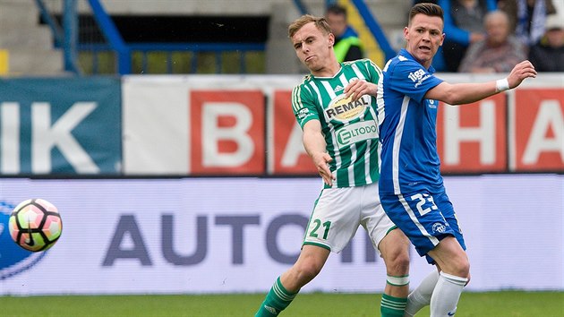 M sleduj Egon Vch (vpravo) z Liberce a Martin Haek mlad  z Bohemians.