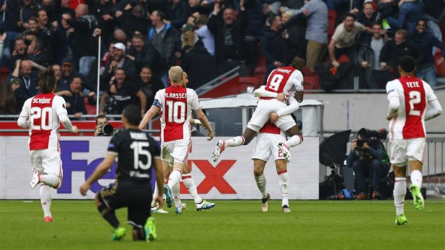 Fotbalist Ajaxu Amsterdam slav gl Kaspera Dolberga v zpase s Lyonem.