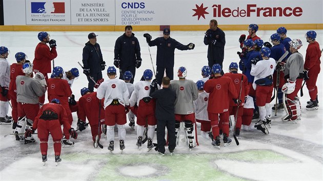 et hokejov reprezentanti pi prvnm trninku v pask hale Bercy.