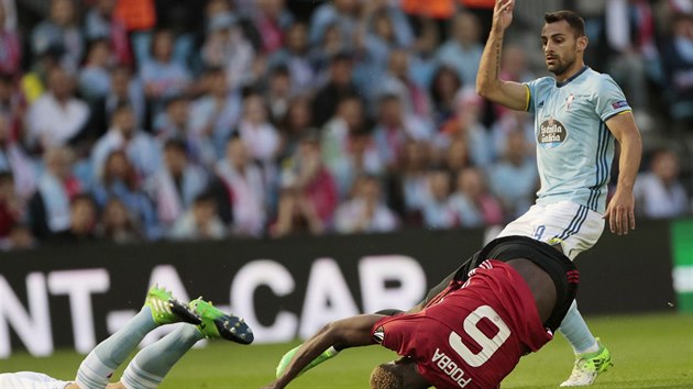 Paul Pogba z Manchesteru United pad v duelu s Celtou Vigo.