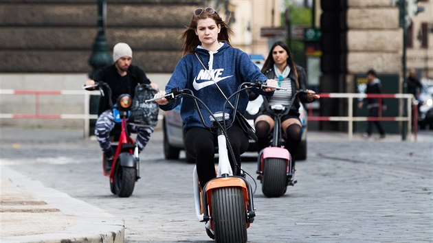 Msto segway te jezd v centru turist na elektrickch kolobkch a elektrokolech. Praha 1 se je chyst zakzat na pch znch, co bude mt dopad i na cyklisty.