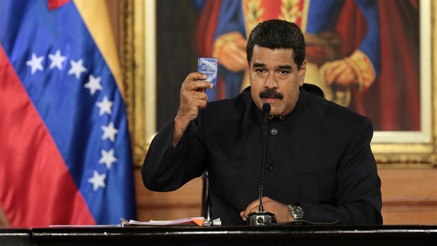 Venezuelsk prezident Nicolas Maduro s kopi venezuelsk stavy v ruce (1. kvtna 2017).