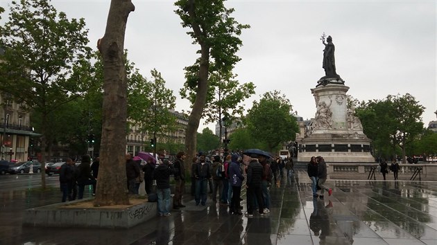 Na pask nmst Republiky se v sobotu dopoledne zaaly schzet destky lid. Neprotestovali vak proti Macronovi ani Le Penov, ale celmu systmu (6. kvtna 2017).