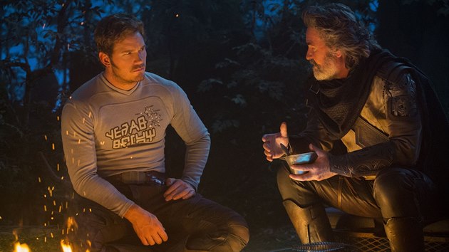 Chris Pratt a Kurt Russell ve filmu Strci Galaxie Vol. 2