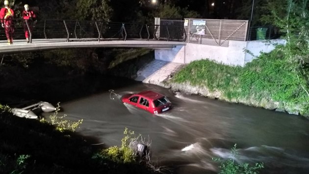 Seniorka vjela v Olomouci s autem na cyklostezku vedouc skrz park, na kter ale havarovala a sjela do potoka. Z vozu ji museli vyprostit hasii.