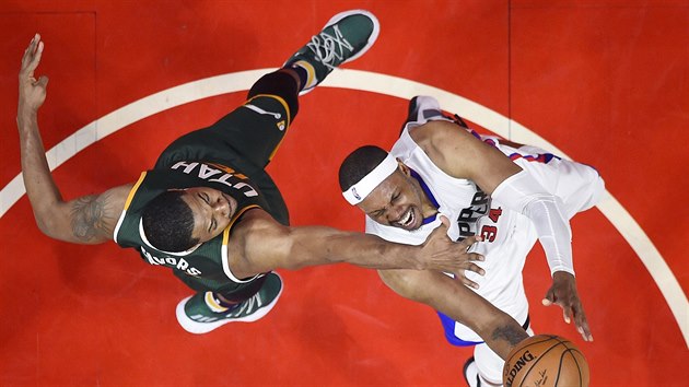 Paul Pierce (vpravo) z LA Clippers se pokou prosadit pes Derricka Favorse z Utahu.