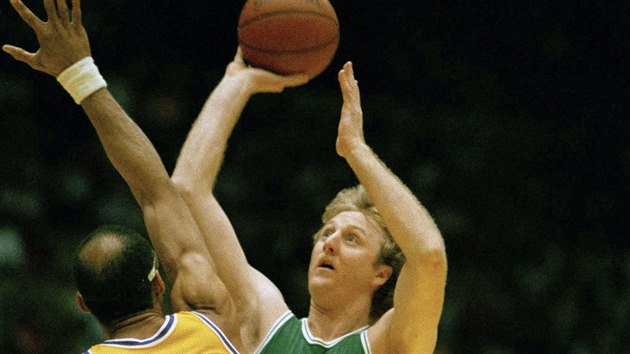 Rok 1984: Larry Bird (vpravo) v dresu Bostonu zakonuje pes Kareema Abdul-Jabbara z LA Lakers.