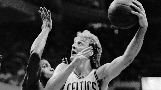 Rok 1986: Larry Bird (vpravo) z Bostonu zakonuje pes Rodneyho McCraye z Houstonu.