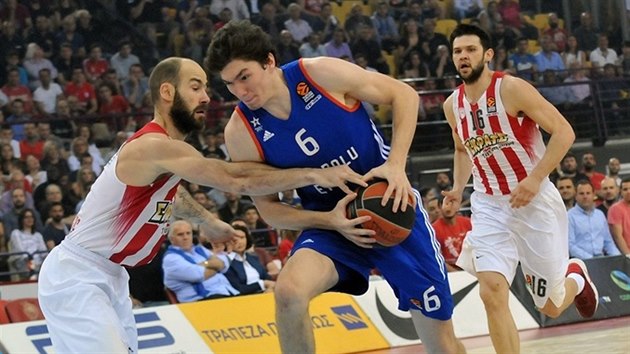 Cedi Osman (v modrm) z Anadolu Efes Istanbul pod tlakem Vassilise Spanulise z Olympiakosu Pireus, Souboj sleduje Kostas Papanikolau.