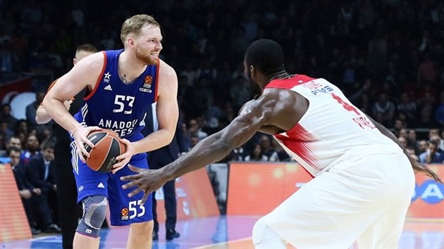 Alex Kirk (vlevo) z Anadolu Efes Istanbul zvauje, jak na Patrika Younga z Olympiakosu Pireus.