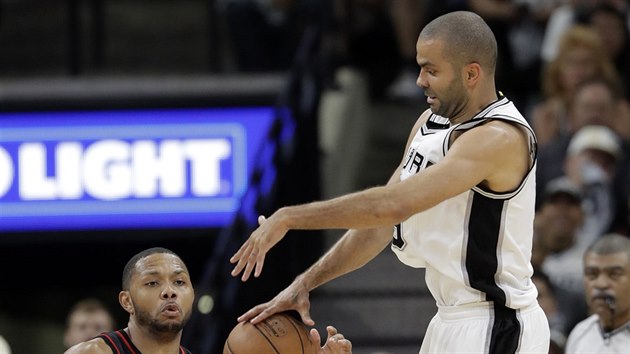 Tony Parker (vpravo) ze San Antonia krot m ped zraky Erica Gordona z Houstonu.