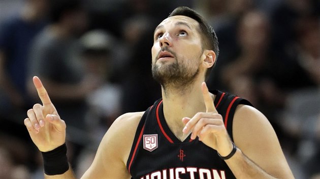 Ryan Anderson z Houstonu se raduje ze sv trojky.