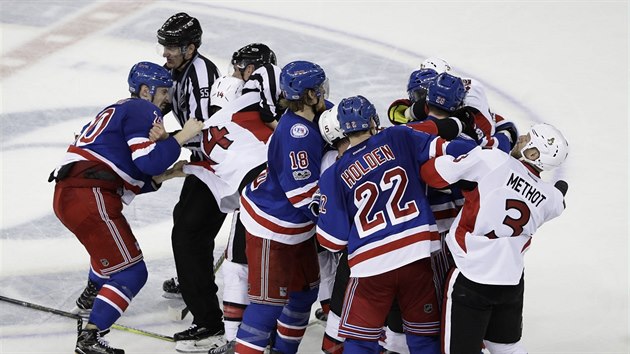 Hromadn rvaka mezi hri NY Rangers a Ottawy